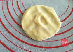 Illustration of how to make crispy five-nut mooncakes 10