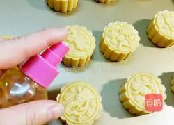 Illustration of how to make custard mooncakes 10
