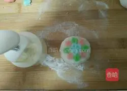 Illustration of how to make colorful snowskin mooncakes 9