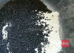 Illustration of how to make five-nut mooncake filling 5