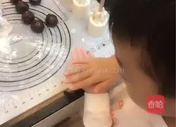 Cantonese egg yolk mooncake recipe illustration 5