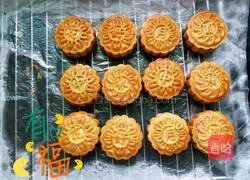 Illustration of how to make Cantonese mooncakes with red bean filling 11