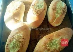 Illustration of how to make golden garlic borscht buns 12