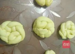 Illustration of how to make milk flower-shaped buns 12