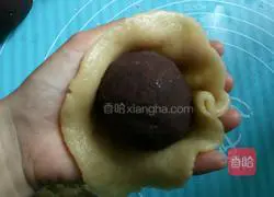 Illustration of how to make bean paste and double yolk mooncakes 11