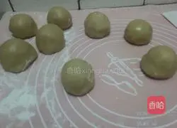 Illustration of how to make egg yolk Cantonese mooncakes 10