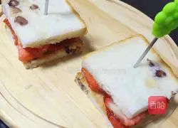 Illustration of how to make peanut butter and strawberry toast 4