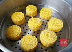 Illustration of how to make pumpkin mooncakes with mung bean paste filling 12