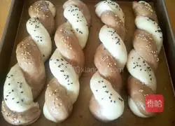 Illustration of how to make black and white sweet and salty dishes 15