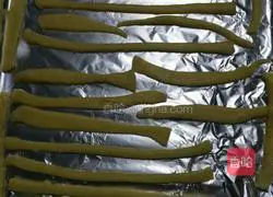 Illustration of making finger biscuits 8