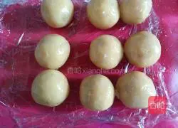 Illustration of how to make lotus paste and egg yolk mooncakes 9