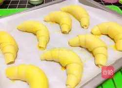 Illustration of how to make croissants 12