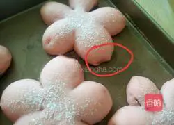 Illustration of how to make Sakura bean paste buns 14