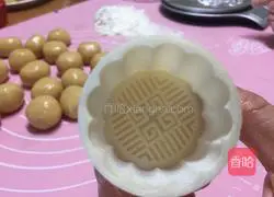 Illustration of how to make egg yolk and bean paste mooncakes 13