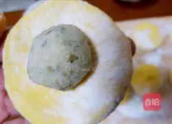 Illustration of how to make pumpkin mooncakes with mung bean paste 10