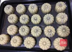 Illustration of how to make bean paste and egg yolk mooncakes 12