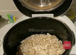 Illustration of how to make cloud bean and vegetable juice mooncakes 4