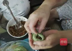 Illustration of how to make mugwort mooncakes 4
