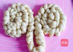 Illustration of how to make butter buns 9