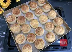 Illustration of how to make egg yolk and bean paste mooncakes 20