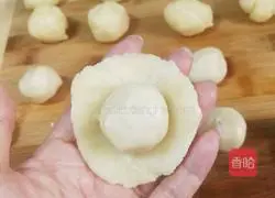 Illustration of how to make fresh meat mooncakes 6
