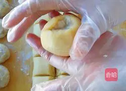 Illustration of how to make egg skin mooncakes 12