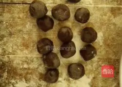 Illustration of how to make puff pastry mooncakes with electric baking pan 2