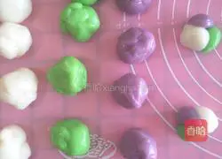 Illustration of how to make colorful snowskin mooncakes 9