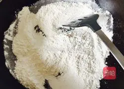 Illustration of how to make crispy five-nut mooncakes 4