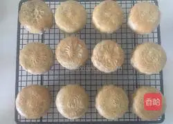 Illustration of making five-nut mooncakes 12