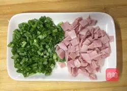 Illustration of how to make salad colored meat floss bread 3