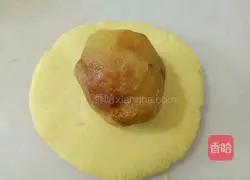 Illustration of how to make sweet potato cake with moon cake filling 7