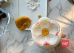 Illustration of how to make small red flower mini mooncakes 10