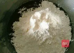 Illustration of how to make sugar-free five-nut mooncakes 3