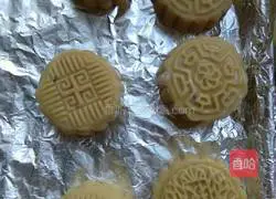 Illustration of how to make five-nut mooncakes 12