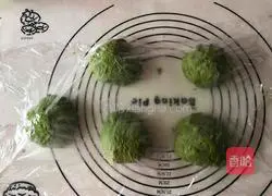 Illustration of how to make matcha salted egg yolk meat floss bread 4