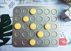 Illustration of how to make desktop macaron sponge ball cake 12