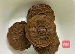 Illustration of how to make chocolate sauce mooncakes 6