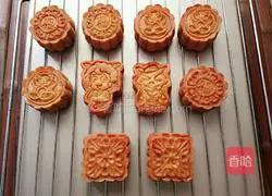 Lotus Paste and Egg Yolk Mooncake Recipe Illustration 13
