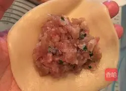 Illustration of how to make fresh meat mooncakes 16