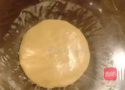 Illustration of how to make custard mooncakes 1