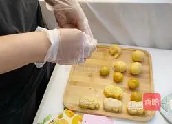 Illustration of how to make Haosaki Lianlian Peanut Mooncake 13