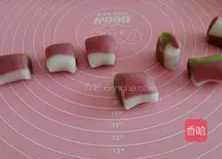 Illustration of how to make four-color snowskin mooncakes 3