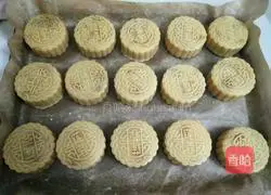 Illustration of how to make egg yolk and lotus paste mooncakes 12