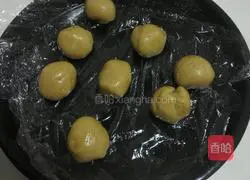 Illustration of how to make lotus paste and egg yolk mooncakes 9