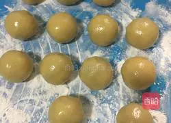 Illustration of how to make bean paste and egg yolk mooncakes 11