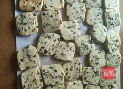 Illustration of how to make raisin biscuits 6