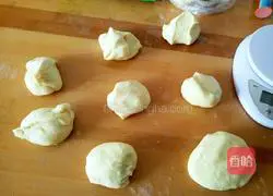 Illustration of how to make yogurt egg yolk buns 5