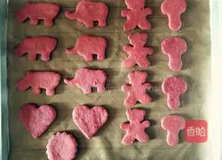 Illustration of how to make red yeast biscuits 6