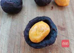 Illustration of how to make bean paste and egg yolk mooncakes 7